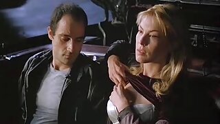 یوگا کلاس اسکیڈیڈلز جب بی بی ڈبلیو سمشین شروع کرتا ہے