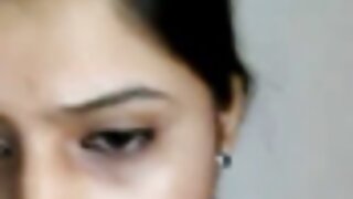 Petite Latina دوبارہ اس کے سہ باہر squirts